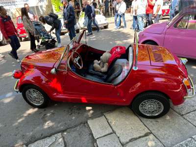 Osserviamo ora un raro esemplare di 500 rossa decapottabile: una versione creata all�epoca dalla carrozzeria Vignale di Torino